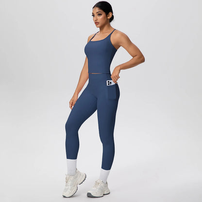 Elastisches Yoga-Set: dunkelblaues Trägershirt und Leggings mit hellen Einsätzen
