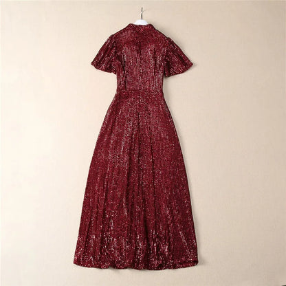 Elegantes Damenkleid mit Rundhalsausschnitt, langen Ärmeln und Perlen-Patchwork – figurbetontes Design für stilvolle Anlässe.