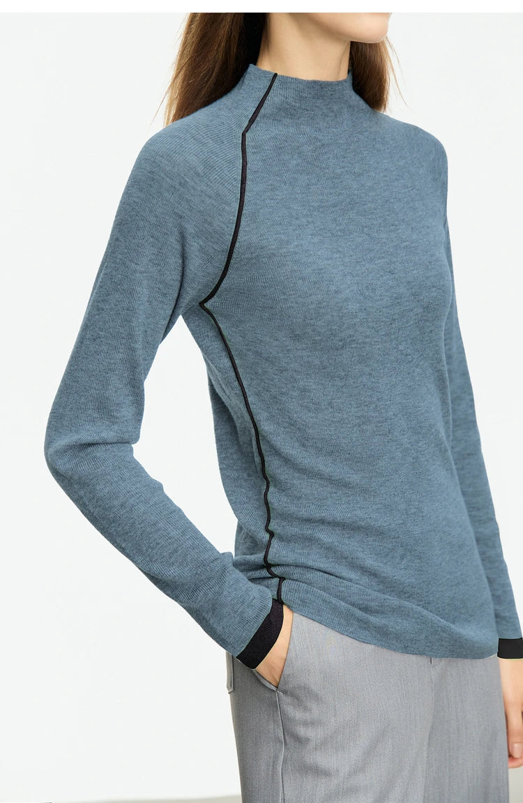 Blauer Langarm-Damenpullover mit hohem Ausschnitt und dunkler Ziernaht seitlich