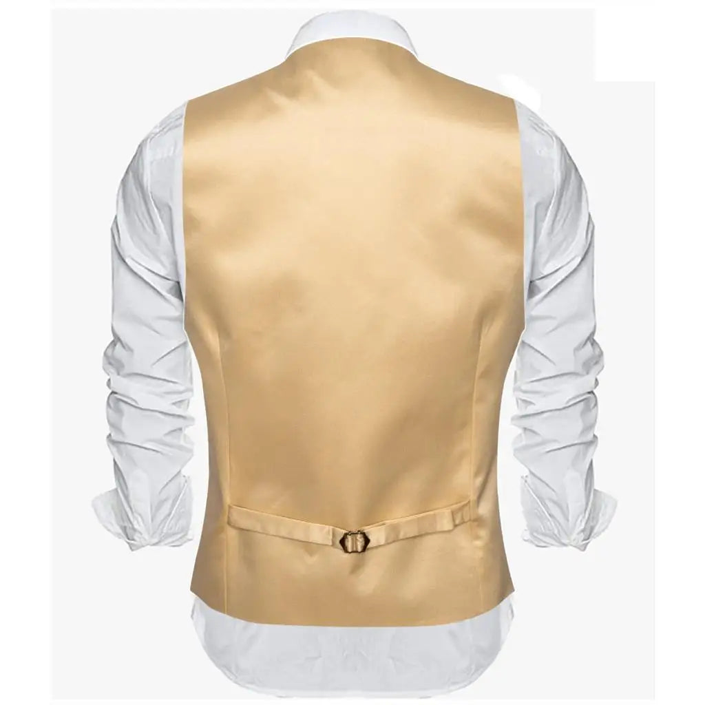Goldfarbene Satin-Herrenweste, Rückansicht mit integriertem Bund und Rückenträgern