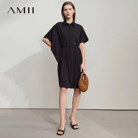 Schwarzes Hemdkragenkleid mit Bindegürtel, Kurzarm und Knopfleiste