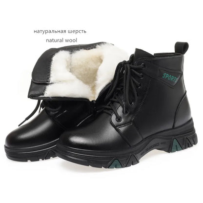 Schwarze Winterstiefelette mit Wollfutter in Creme, Schnürung und Profilsohle
