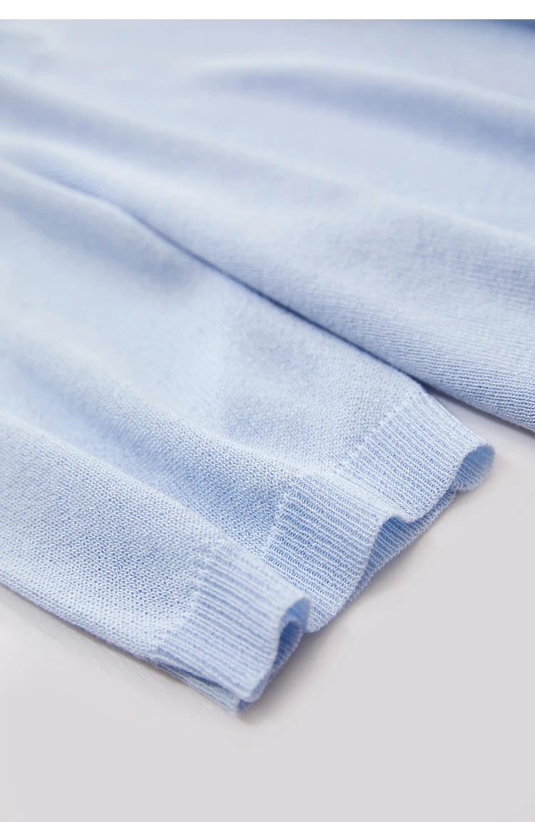 Detail: hellblauer Strickpullover-Saum mit Bündchen, kurzarm