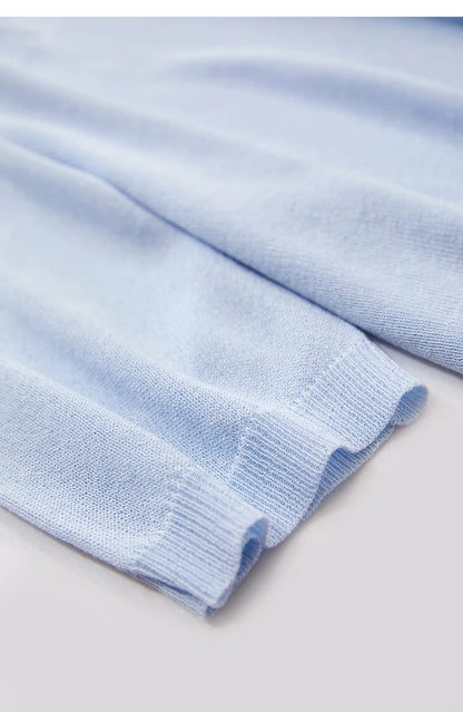 Detail: hellblauer Strickpullover-Saum mit Bündchen, kurzarm