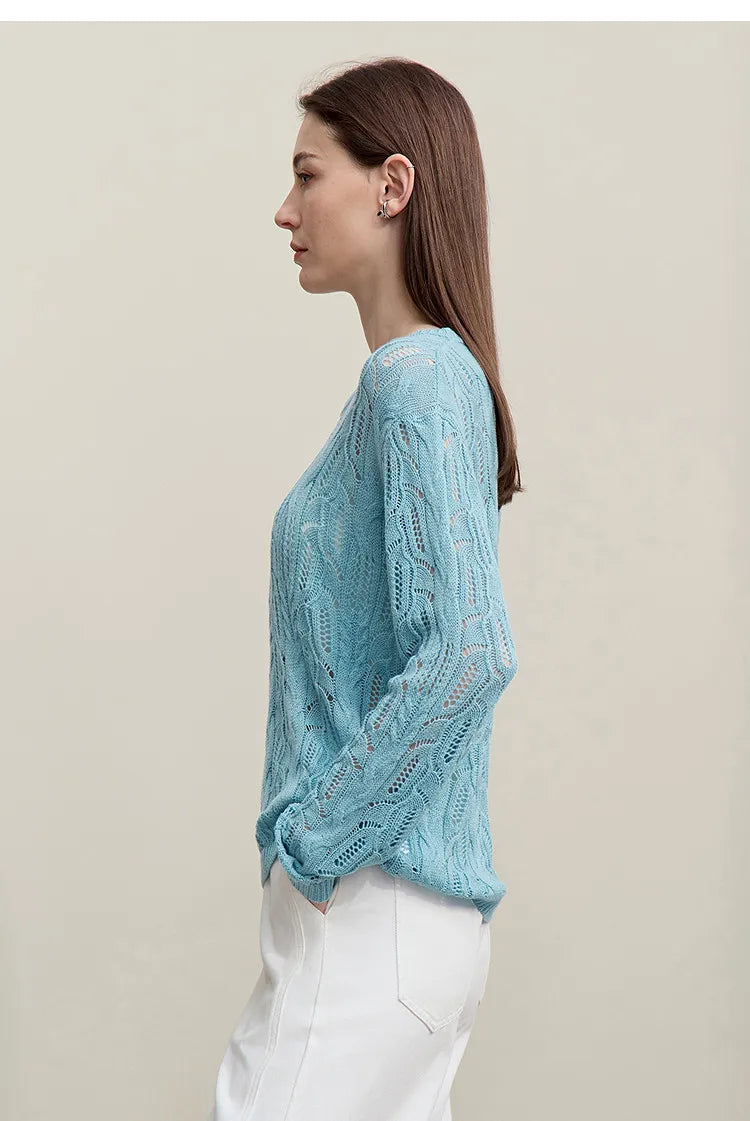 Hellblauer Damen-Strickpullover mit Zopfmuster, Langarm, seitliche Ansicht