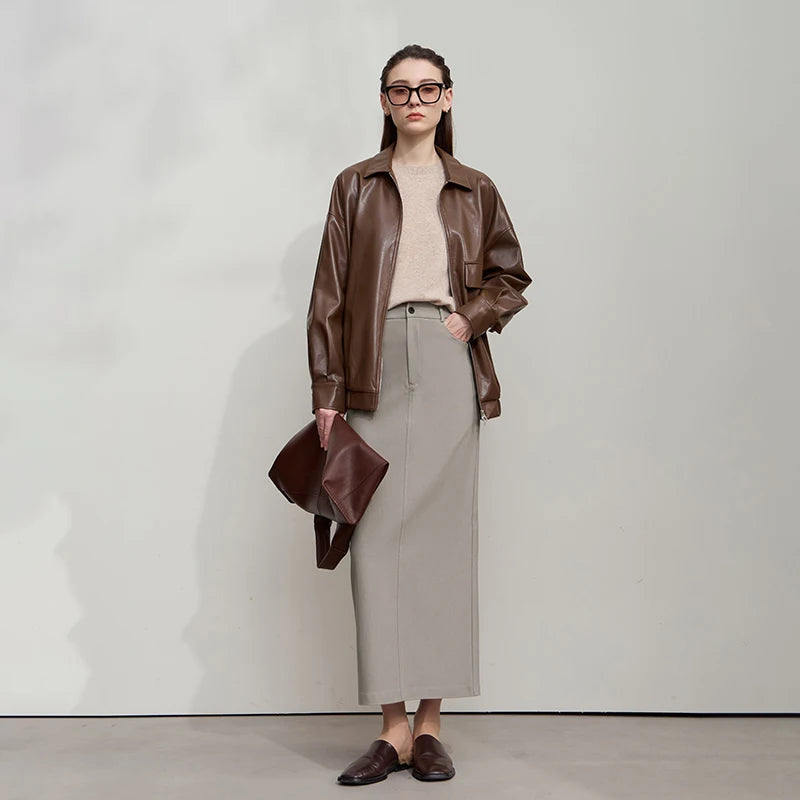Knöchellanger gerader Damenrock in Hellbeige mit Knopfverschluss und Taschen vorne.