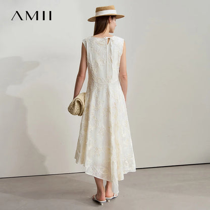 Beiges ärmelloses Sommerkleid mit gebundenem Rückenausschnitt und floralem Spitzenmuster