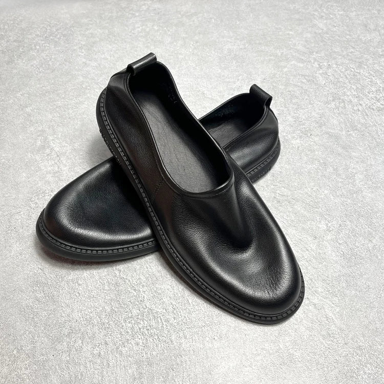 Schwarze Lederschlupf-Loafer, flache Form, glattes Obermaterial, Schlupf-Einstieg