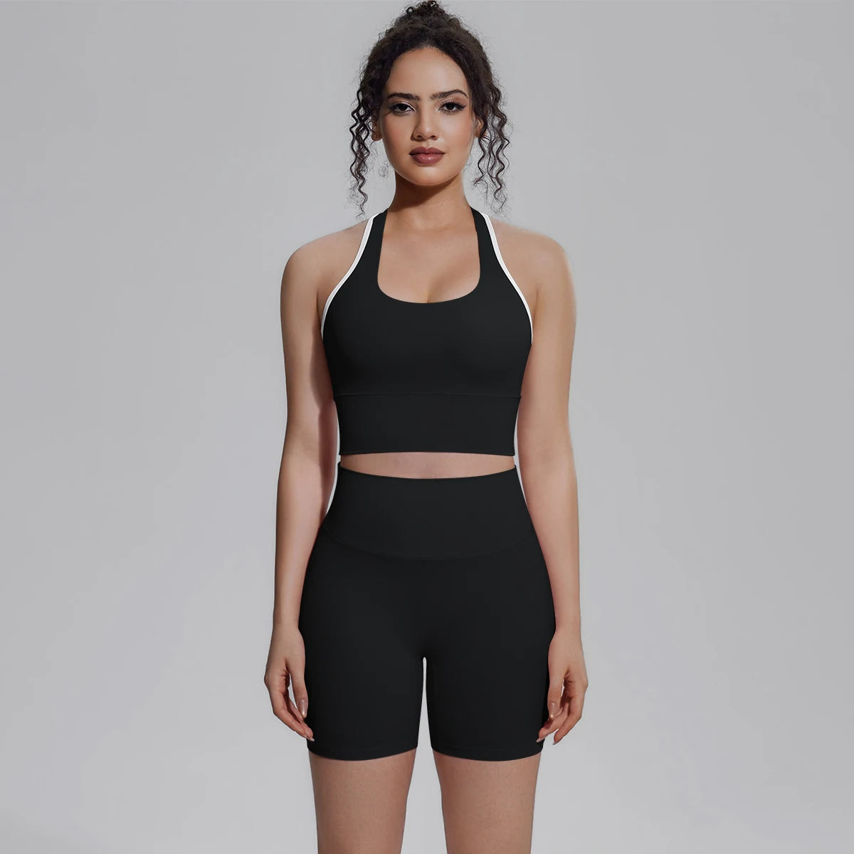 Yoga-Set für Damen: schwarzes Top mit weißem Trimm, schwarzer Shorts-Schnitt
