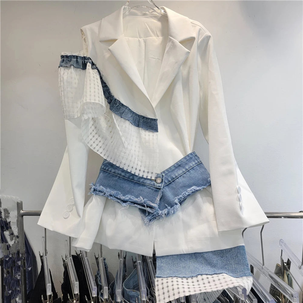 Ärmelloses Damen-Kleid mit Karree-Ausschnitt und Patchwork-Rüschen im minimalistischen Design – stilvoll und elegant.