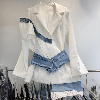 Ärmelloses Damen-Kleid mit Karree-Ausschnitt und Patchwork-Rüschen im minimalistischen Design – stilvoll und elegant.