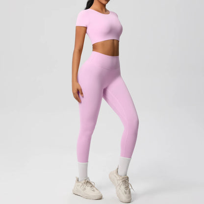 Yoga-Set mit kurzem Sporttop und Leggings in Pastellrosa, nahtbetontes Design.