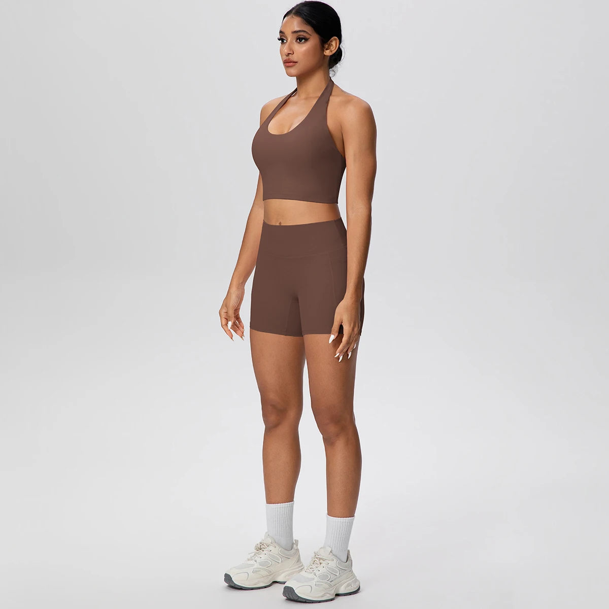 Braunes Yoga-Set mit Sport-BH und High-Waist-Shorts, Frontansicht