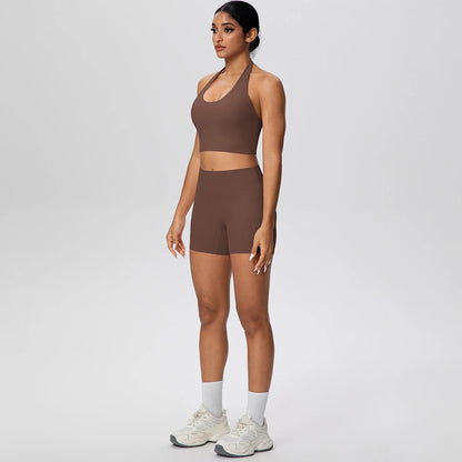 Braunes Yoga-Set mit Sport-BH und High-Waist-Shorts, Frontansicht