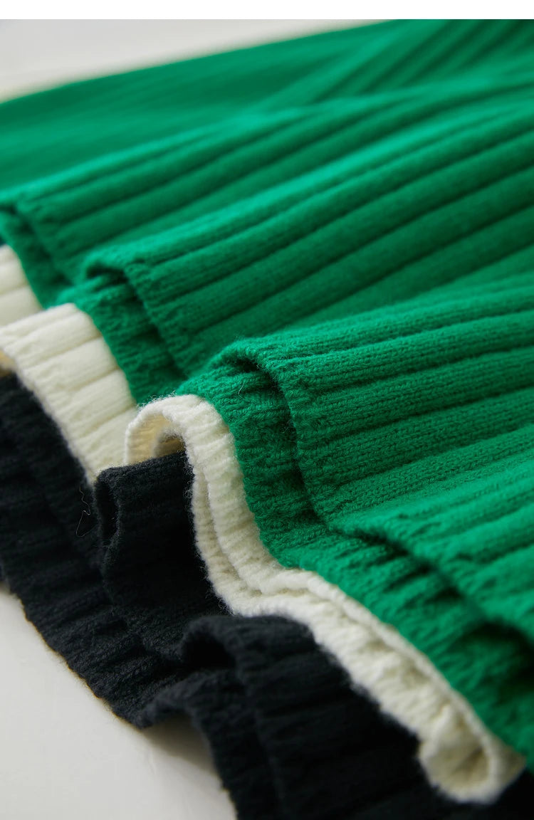 Grüner Damenpullover mit geripptem Saum und kontrastierendem weißem Strickabschluss