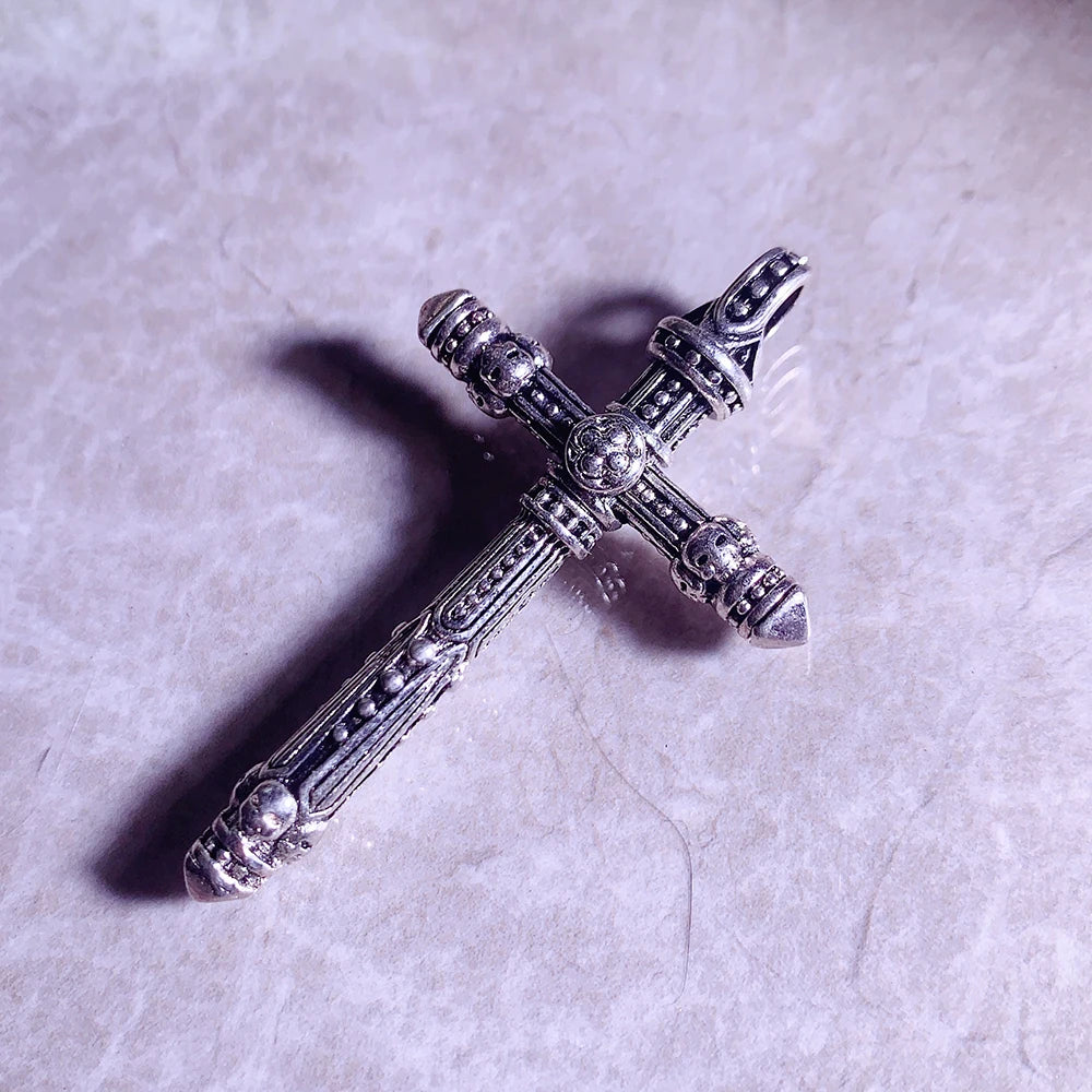Kreuz-Anhänger aus 925 Sterling Silber mit dekorierten Schädel-Elementen, seitliche Ansicht