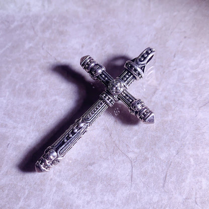 Kreuz-Anhänger aus 925 Sterling Silber mit dekorierten Schädel-Elementen, seitliche Ansicht