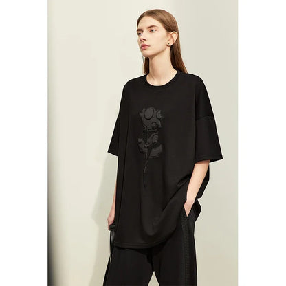 Damen T-Shirts im minimalistischen Stil mit Stickerei und O-Ausschnitt