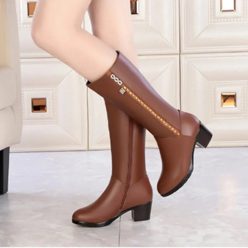 Braune Winterstiefel von AIYUQI mit Absatz, hohe Schaftform und Komfort-Wollfutter