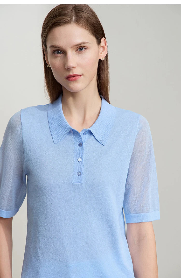 Hellblauer Damen-Sommerpullover mit Kurzarm, Umlegekragen und Knöpfen, einfarbig