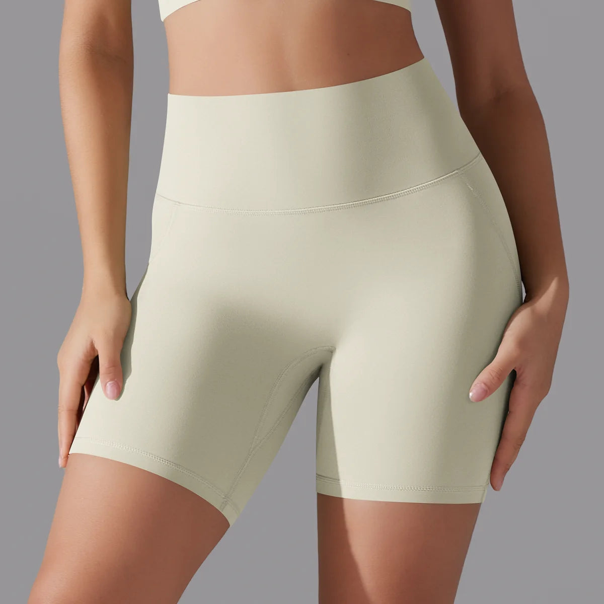 Schnelltrocknende Yoga-Shorts in Hellbeige, hoher Bund, kurze Beinlänge
