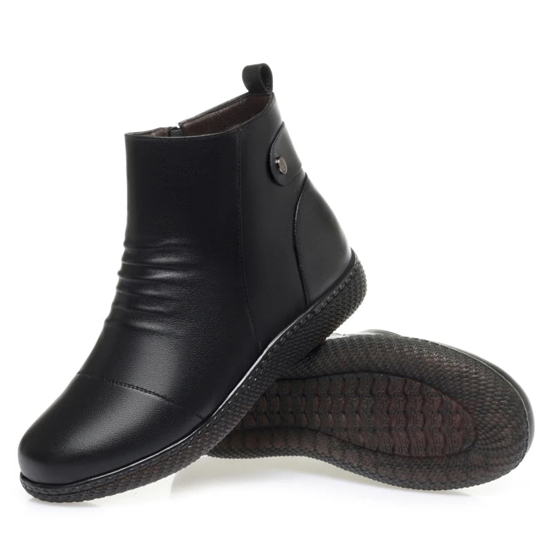 Schwarzer Kurzstiefel mit elastischem Schaft und Profilsohle, Innenbereich mit Wollfutter
