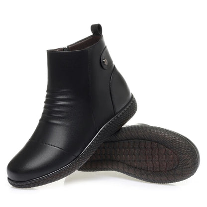 Schwarzer Kurzstiefel mit elastischem Schaft und Profilsohle, Innenbereich mit Wollfutter