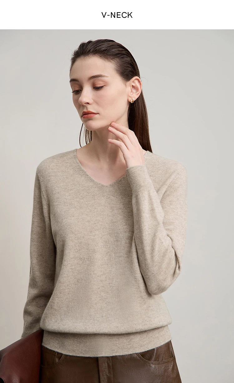 Damenpullover mit V-Ausschnitt, beiger Langarm, feiner Strick, Detail von Schulter und Handhaltung