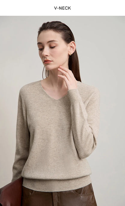 Damenpullover mit V-Ausschnitt, beiger Langarm, feiner Strick, Detail von Schulter und Handhaltung
