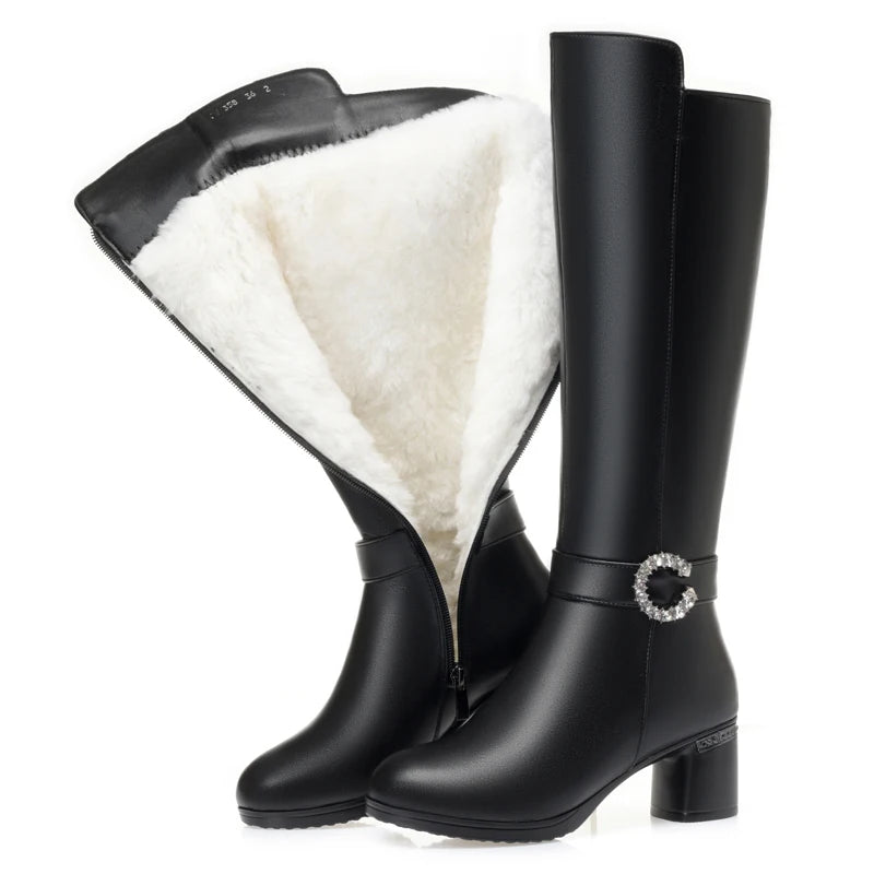Schwarze lange Stiefel mit weißem Wollfutter und kurzem Absatz