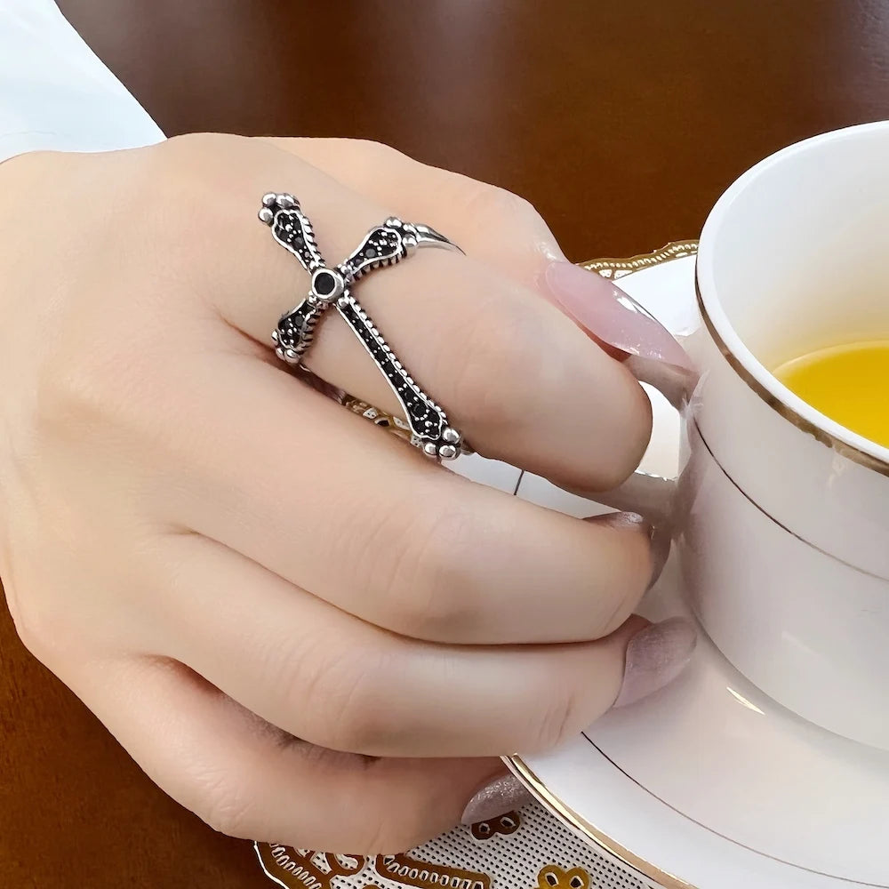 Damen-Ring Kreuz mit schwarzen Steinen viktorianisch aus Sterlingsilber