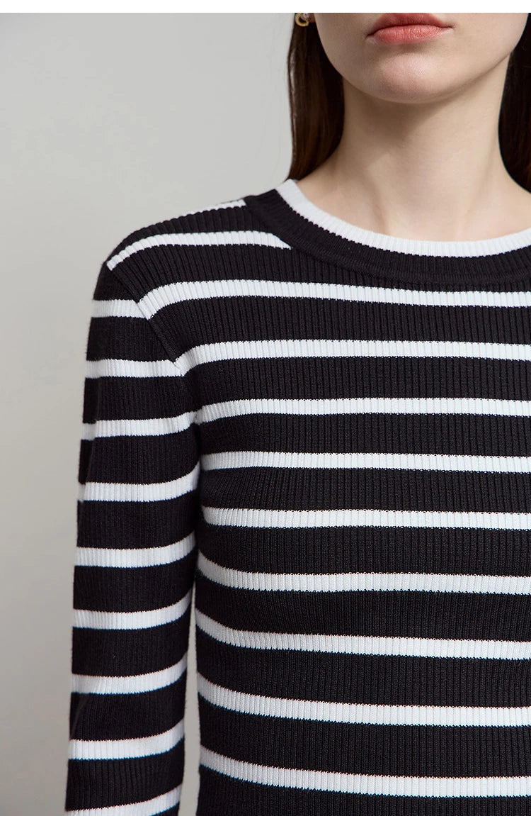 Gestreifter Strickpullover, Rundhalsausschnitt und Rippenbündchen, schwarz-weiße Streifen.