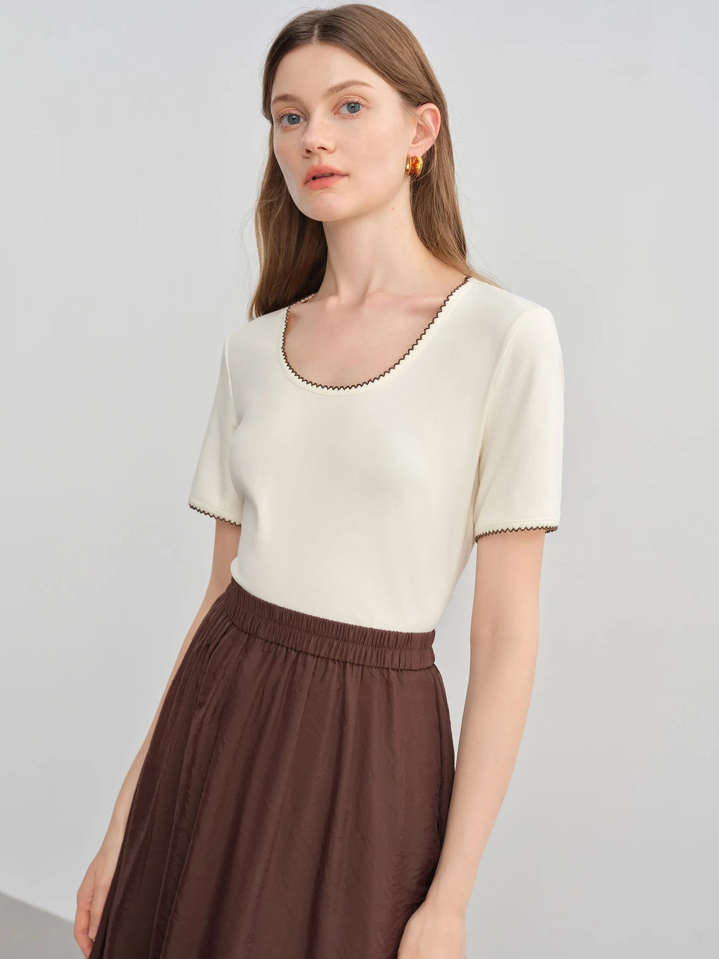 Ärmelloses Plus-Size-Top mit doppeltem Träger und Perlendetails – ideal für den Sommer und den Alltag.