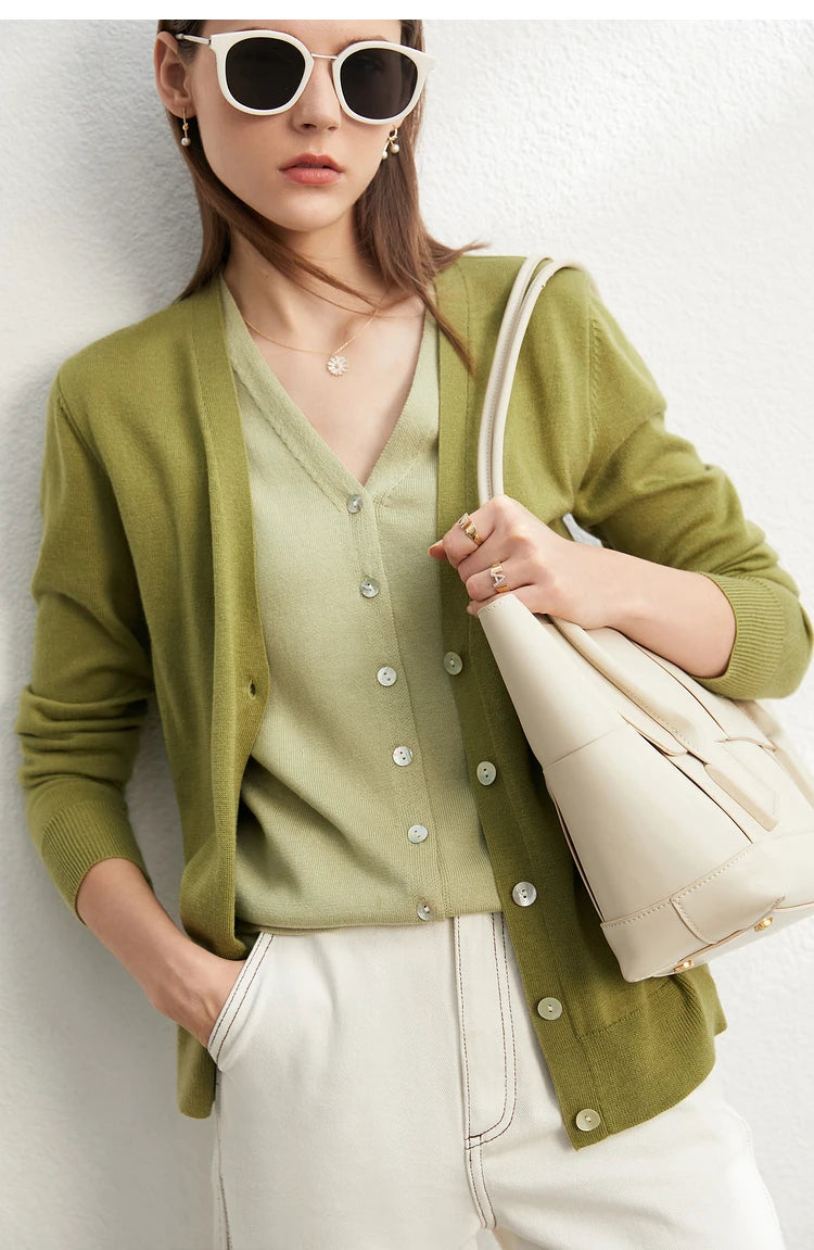 Wolljacke mit V-Ausschnitt, Knopfleiste und geripptem Saum, olivgrün
