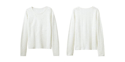 Strickpullover mit Rundhals, weiß, feine Streifenoptik im Maschenbild