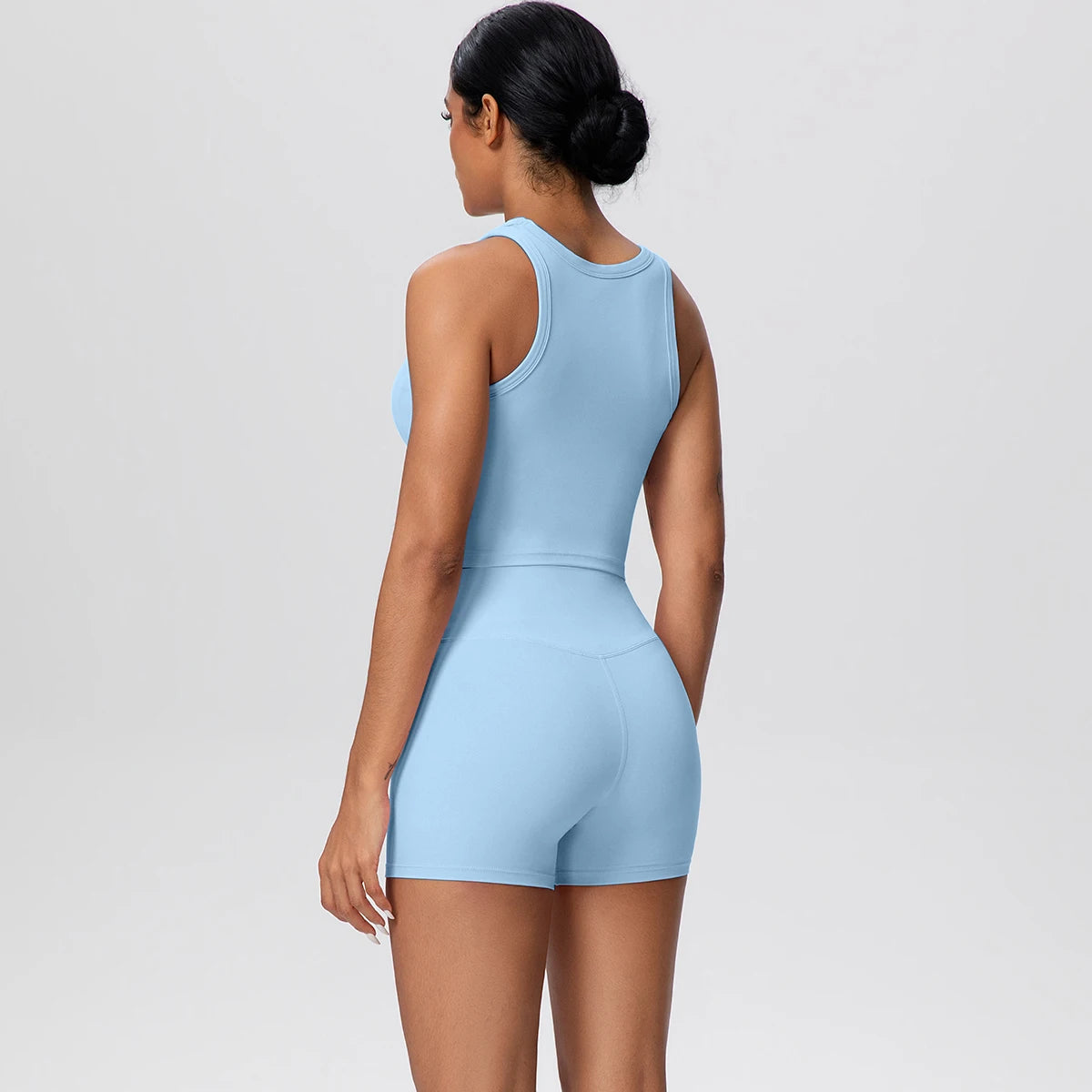 Damen-Yoga-Set in Hellblau: Rückansicht mit ärmellosem Top und kurzen Leggings.