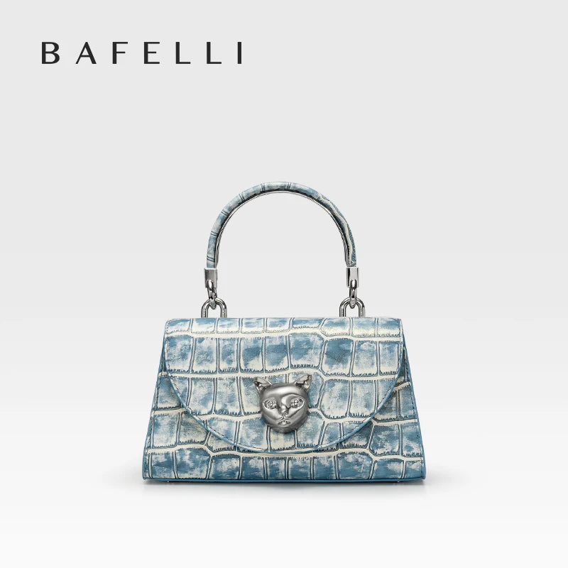 Damenhandtasche aus echtem Leder mit Krokoprägung, blau, Front mit Klappverschluss-Detail