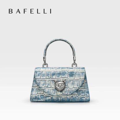 Damenhandtasche aus echtem Leder mit Krokoprägung, blau, Front mit Klappverschluss-Detail