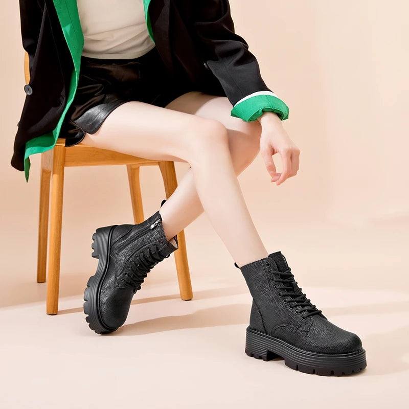 Schwarze Schnür-Stiefelette mit dicker Profilsohle und Blockabsatz