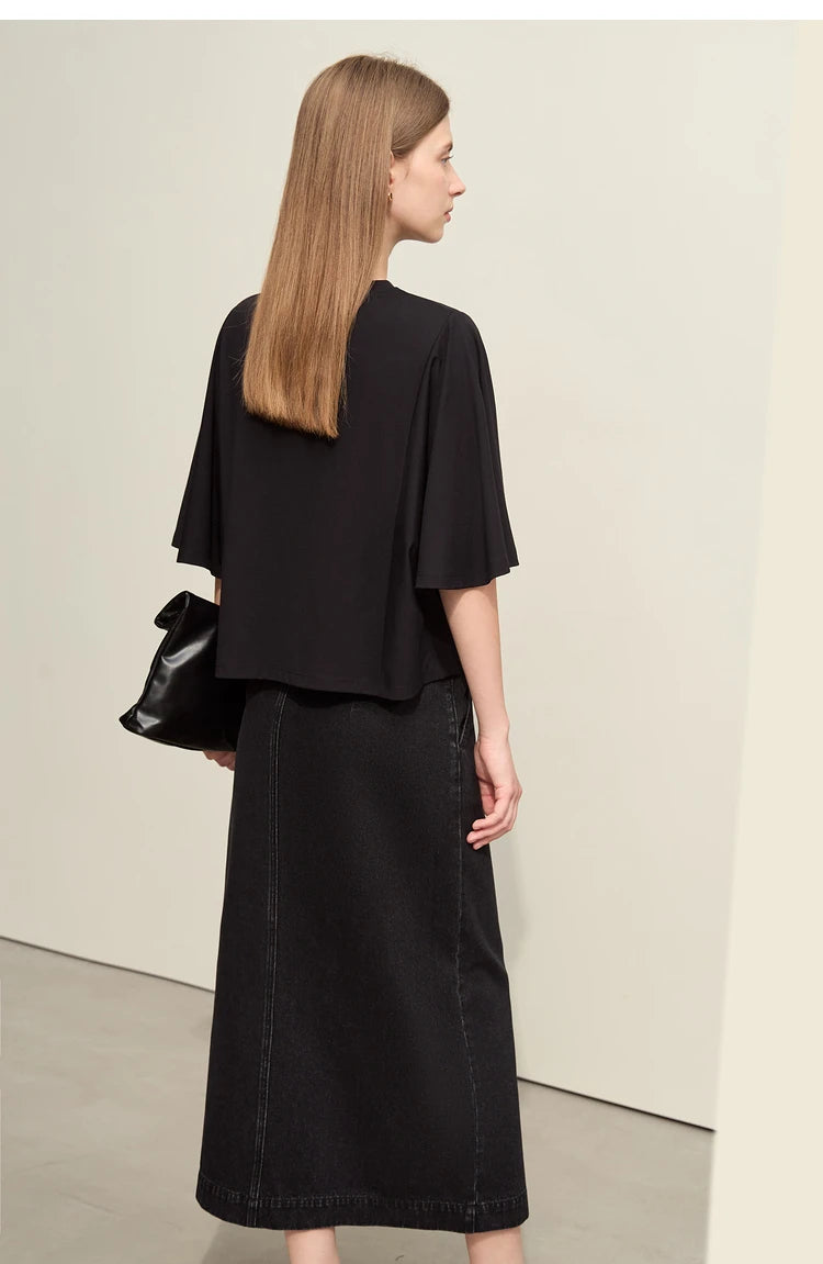 Damen T-Shirt mit elastischen Flare-Ärmeln und Perlen-Stickerei im minimalistischen Stil