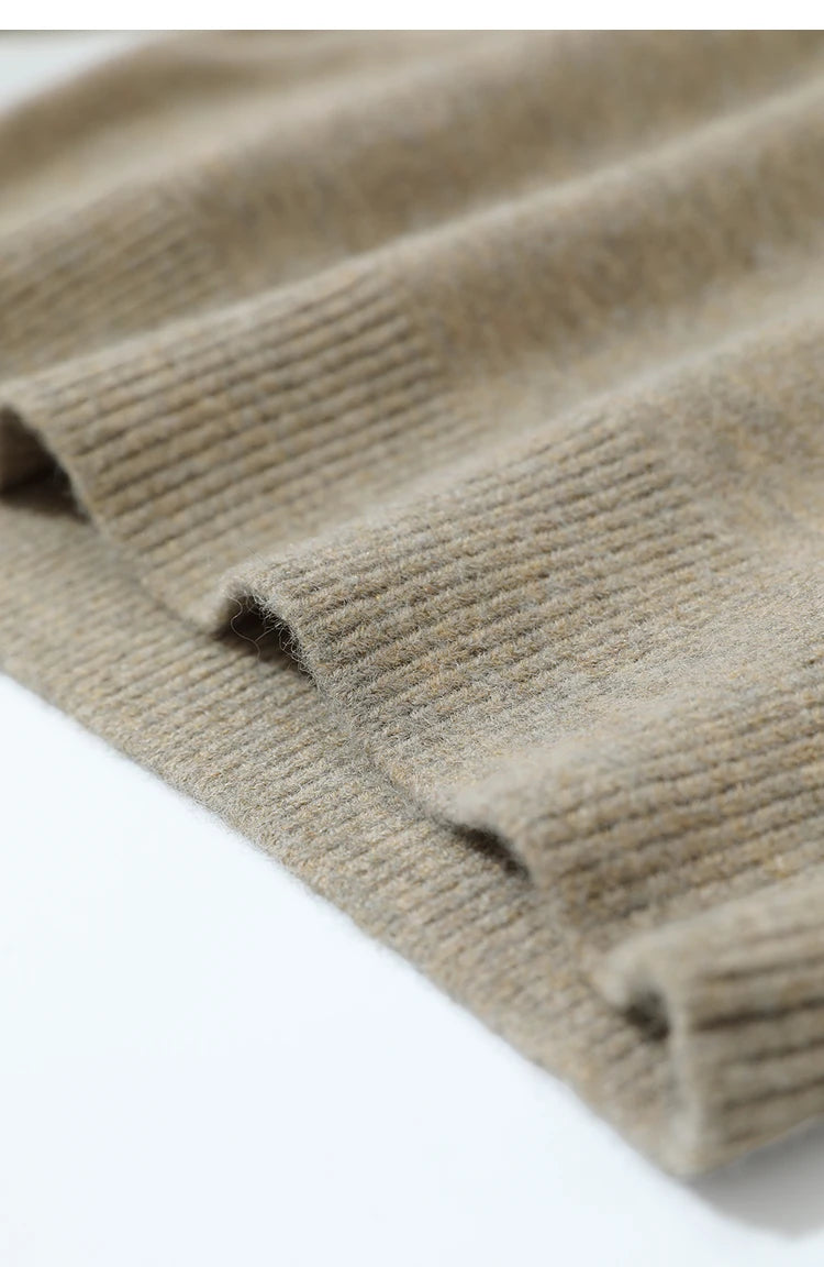 Beiger Strickpullover mit geripptem Saum und feiner Strickstruktur