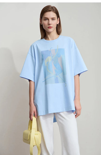 Damen T-Shirt im minimalistischen Design mit unregelmäßigem Schnitt und abstraktem Druck