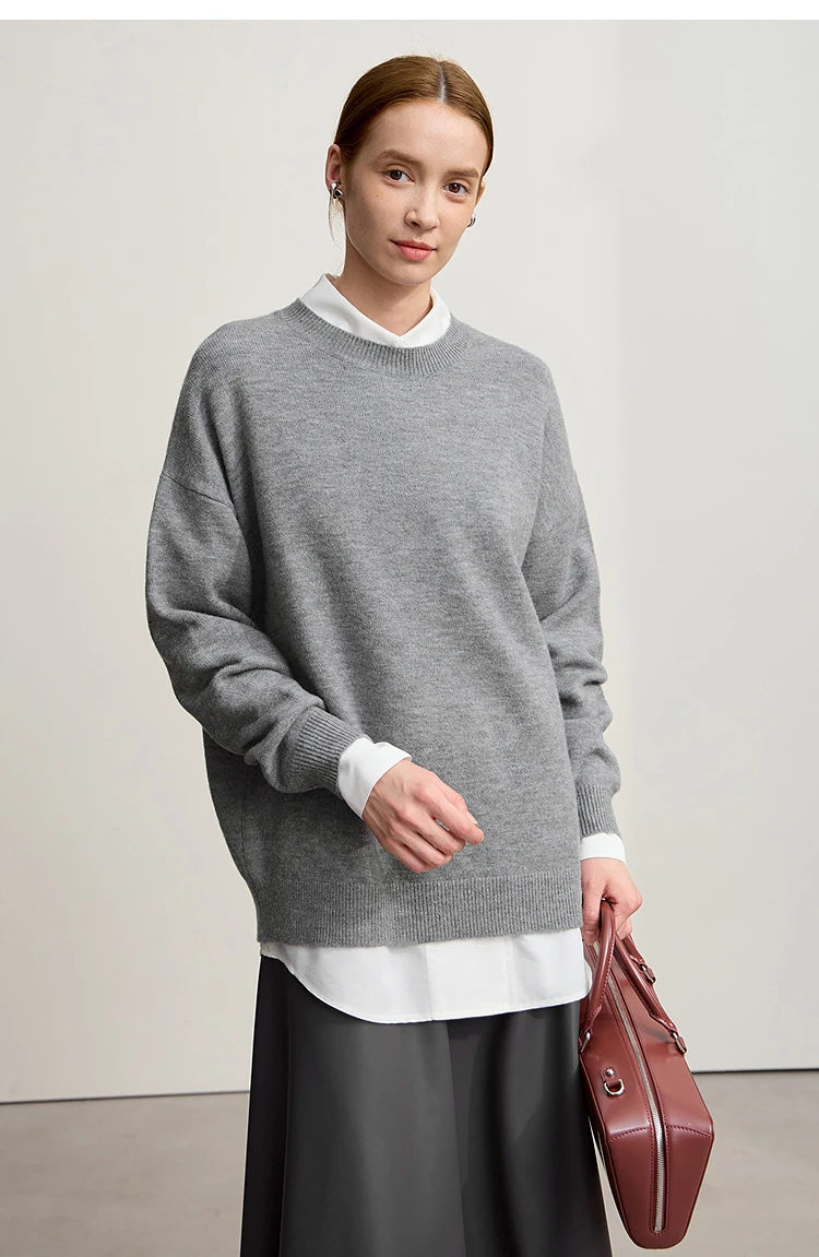 Grau melierter Damen-Strickpullover mit Rundhalsausschnitt und weißem Unterhemd