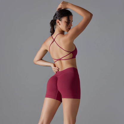 Nahtloses Yoga-Set in Weinrot: Bustier mit Rückenkreuzträgern und Shorts