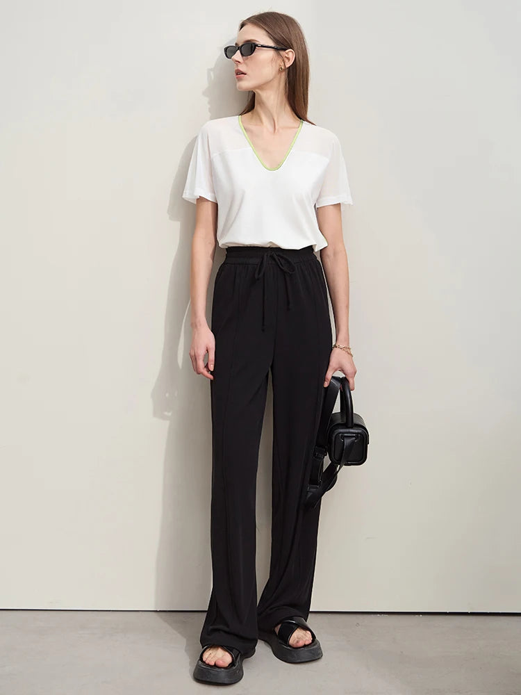 Damen T-Shirt im Minimalismus-Stil mit V-Ausschnitt und Kontrastnähten
