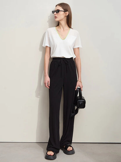 Damen T-Shirt im Minimalismus-Stil mit V-Ausschnitt und Kontrastnähten
