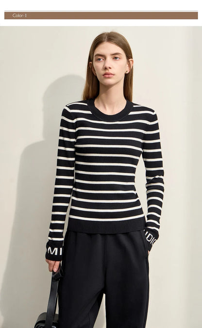 Damen-Pullover mit schwarz-weiß gestreiftem Strick, Rundhalsausschnitt und langen Ärmeln.