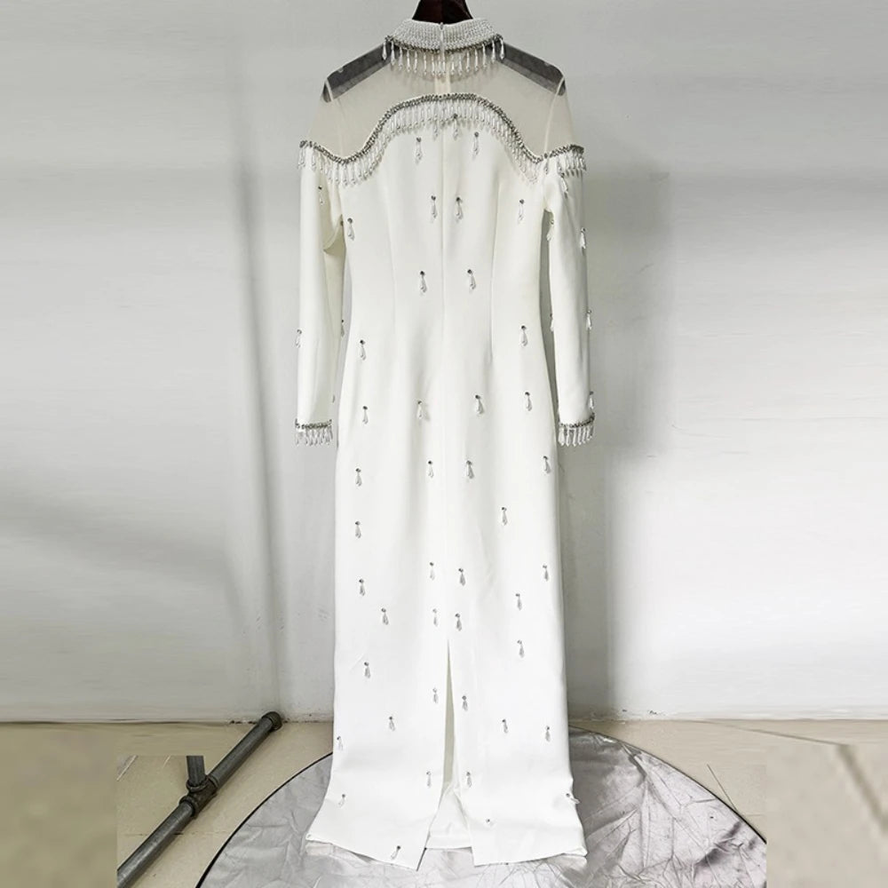 Elegantes ärmelloses Minikleid mit Rundhalsausschnitt und Patchwork-Schal für Damen – figurbetont und stilvoll.