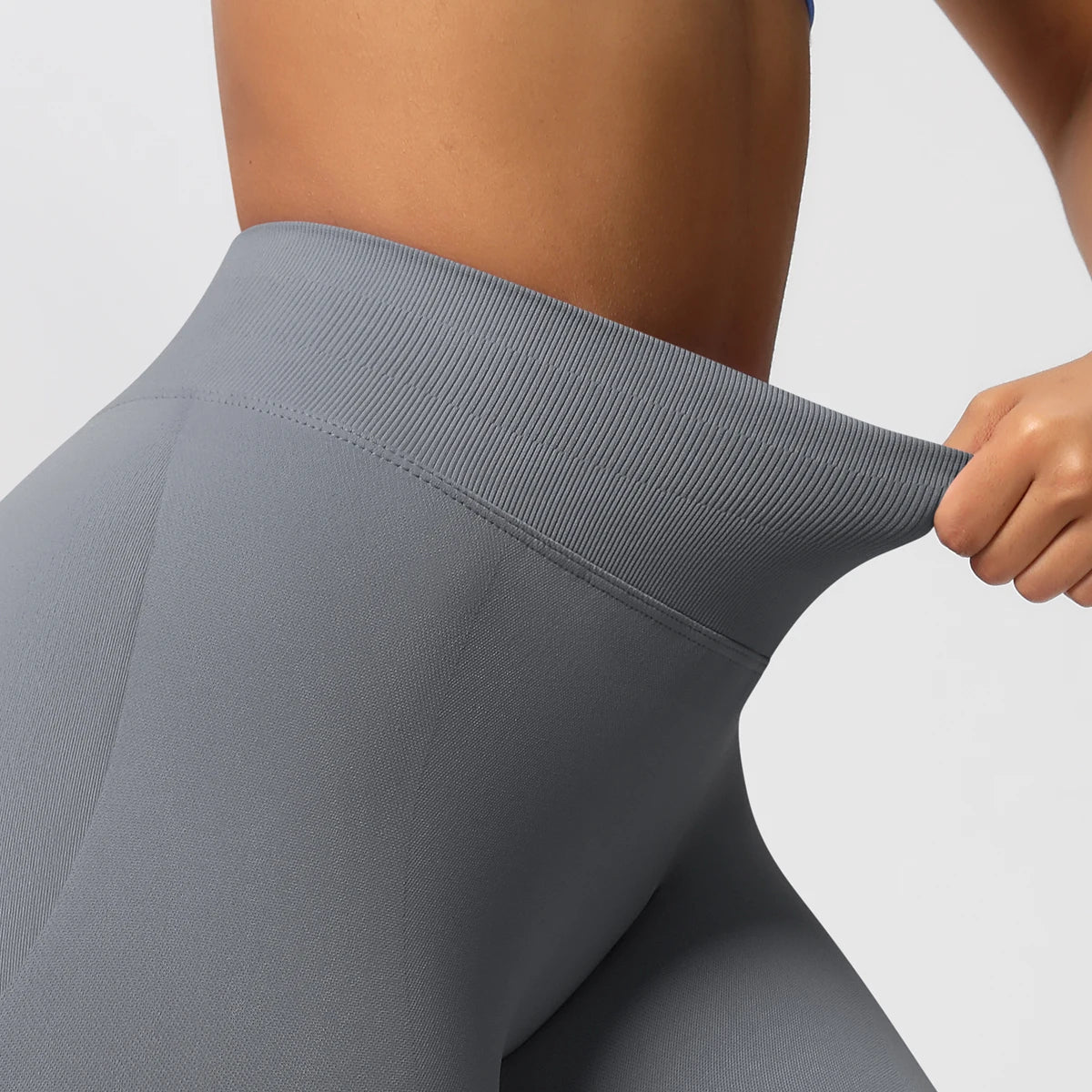 Nahtlose High-Stretch-Leggings dunkelgrau, Nahaufnahme vom Bund und glatten Stoff