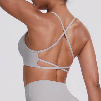 Hellgraues Sport-Crop-Top, Rückansicht mit gekreuzten Trägern und Aussparung